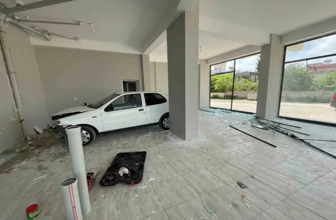 Osmaniye’de  kontrolden çıkan otomobil dükkana girdi: 1 yaralı
