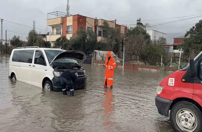 Osmaniye’de kuvvetli yağış: Yollar suyla doldu, araçlar yolda kaldı
