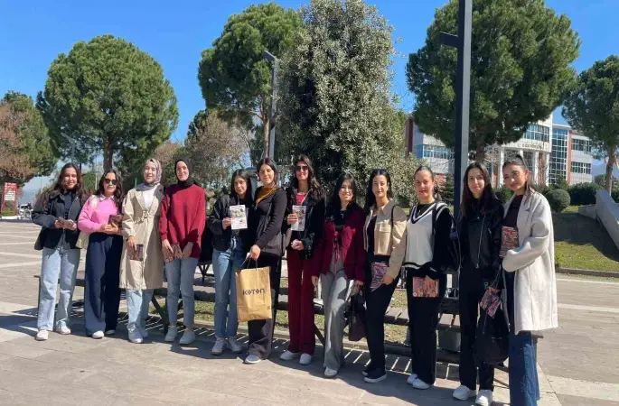 Osmaniye’de öğrenciler Kadınlar Günü’nde gül şeklinde mum dağıttı
