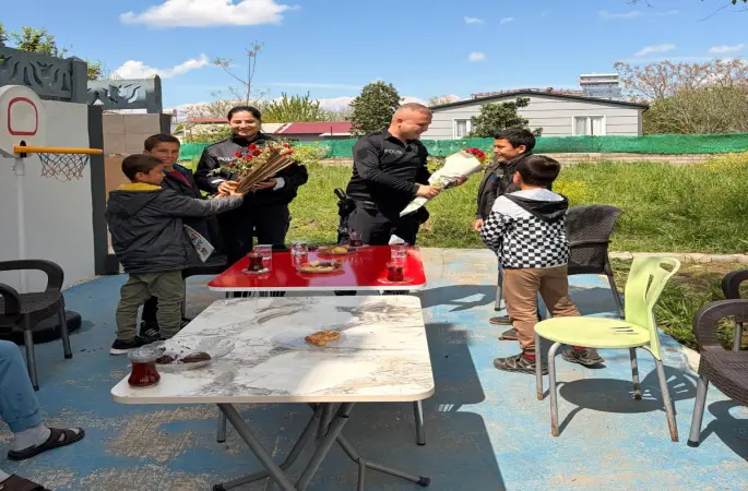 Osmaniye’de özel öğrencilerden polislere çiçekli sürpriz
