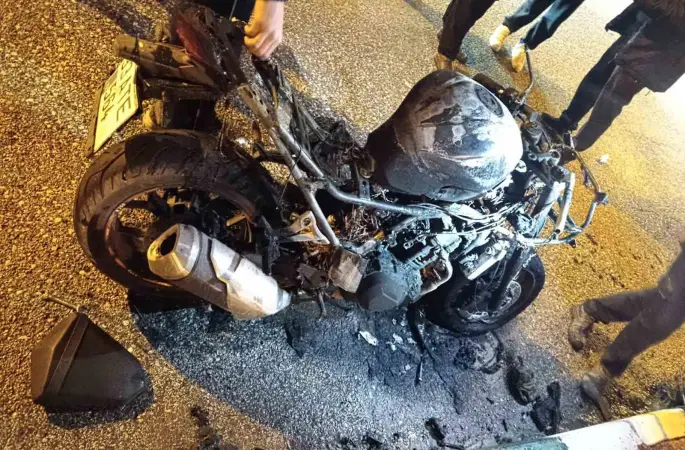 Osmaniye’de park halindeki motosiklet alev alev yandı
