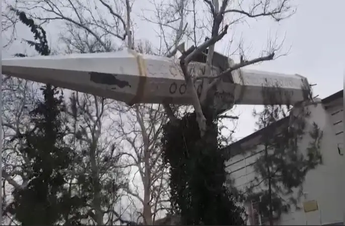 Osmaniye’de şiddetli rüzgar cami minaresini devirdi
