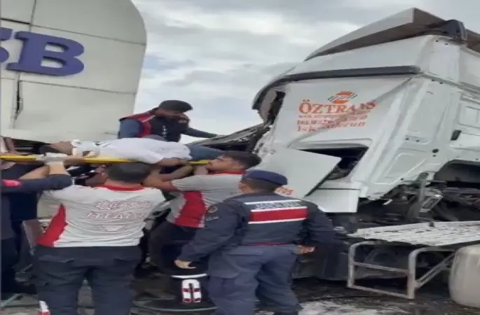 Osmaniye’de tır OSB giriş kapısına çarptı, sürücü kabinde sıkıştı
