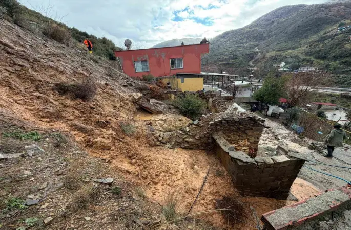 Osmaniye’de yağış sonrası toprak kaydı: 5 ev boşaltıldı
