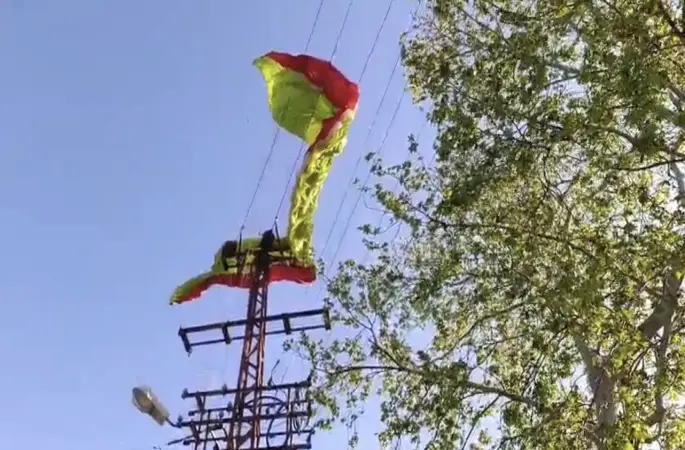 Osmaniye’de yamaç paraşütü pilotu iniş sırasında elektrik tellerine takıldı
