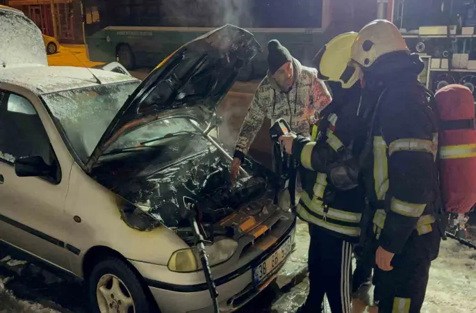 Oto tamircisinden yeni çıkardığı otomobili alev aldı
