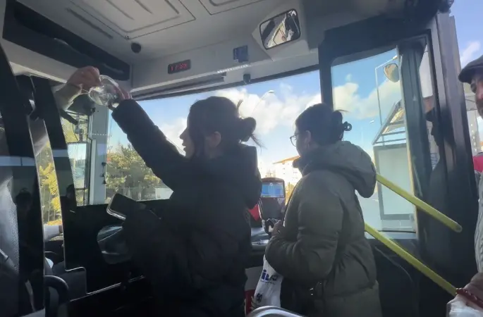 Otobüs şoförü iftara yetişemeyen yolculara yiyecek dağıttı
