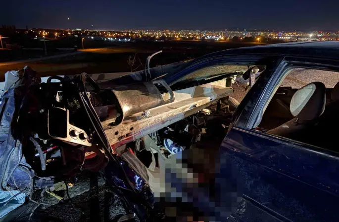 Otomobil bariyerlere ok gibi saplandı: 1 ağır yaralı
