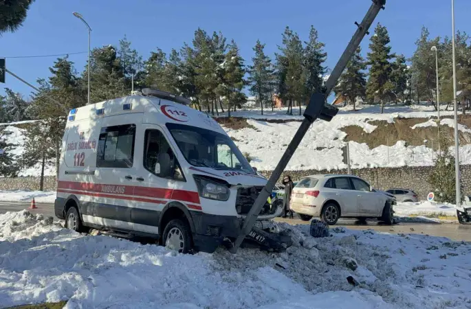 Otomobil ile ambulans çarpıştı: 2 yaralı
