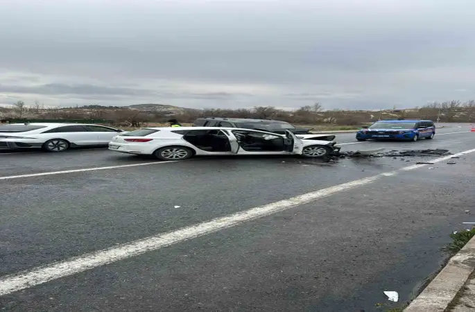 Otomobil ile hafif ticari araç kafa kafaya çarpıştı: 4 yaralı
