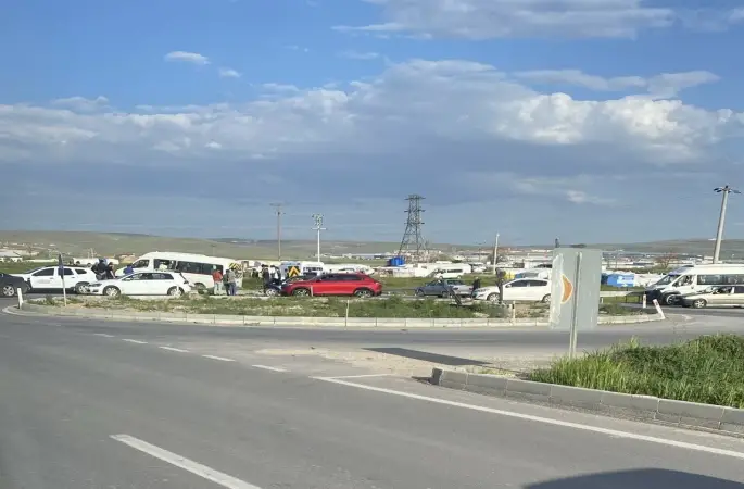 Otomobil ile işçi servisi çarpıştı: 6 yaralı
