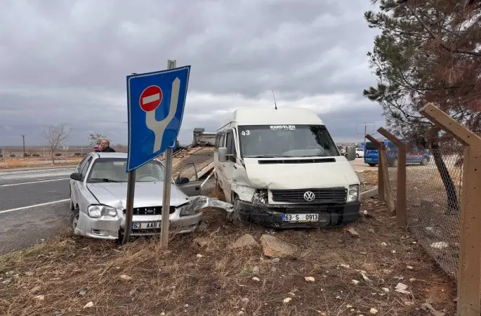 Otomobil ile minibüs çarpıştı: 7 yaralı
