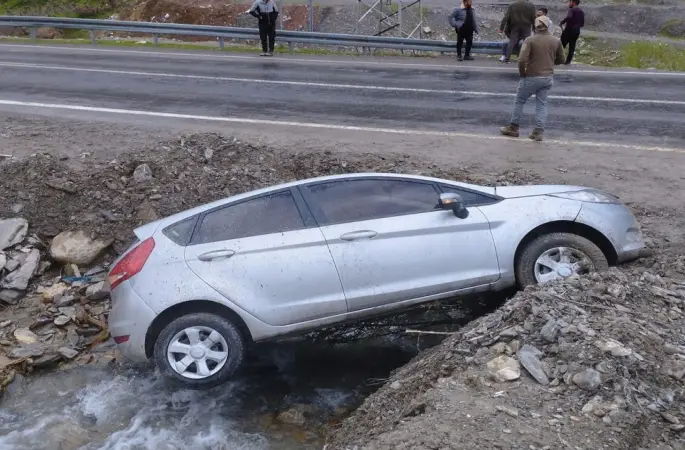 Otomobil kanala düştü: 2 yaralı
