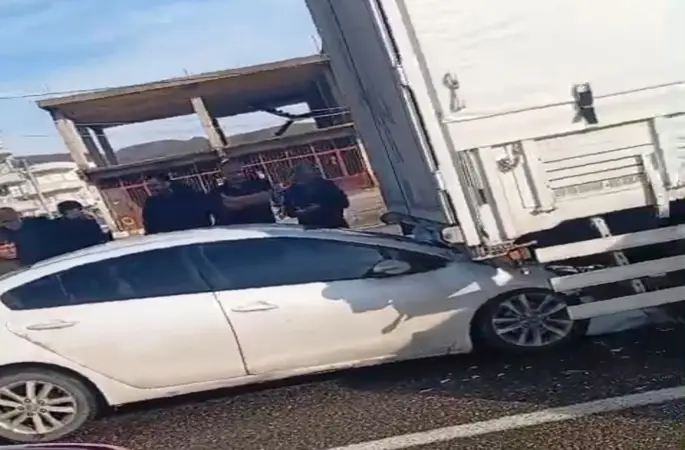 Otomobil kırmızı ışıkta bekleyen tıra çarptı, sürücü yaralandı
