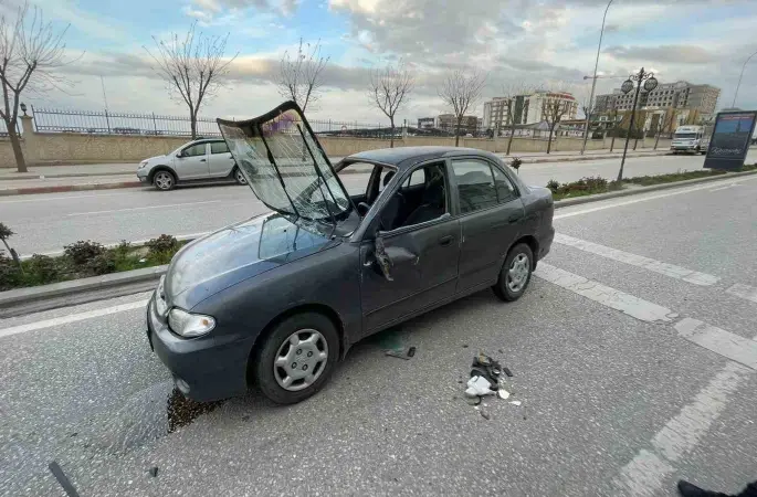 Otomobil park halindeki araca çarparak takla attı: 1 yaralı
