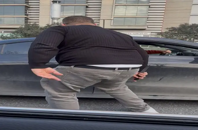 Otomobil sürücüsünü bıçakla tehdit eden minibüs şoförü tutuklandı
