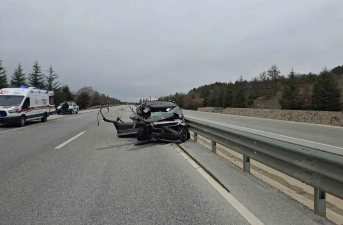 Otomobil tıra arkadan çarptı, 5 kişi yaralandı
