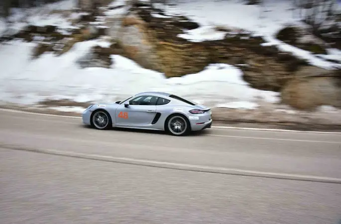 Otomobil tutkunları Uludağ’da buluştu
