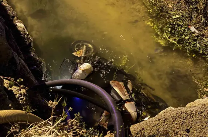 Otomobilin çarptığı elektrikli bisiklet kanala düştü: 1 ölü, 1 yaralı
