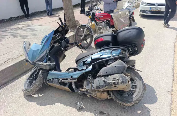 Otomobille çarpışan motosiklet sürücüsü ağır yaralandı
