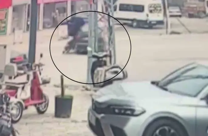 Otomobille çarpışan motosikletteki 2 kişinin yere savrulduğu anlar kamerada
