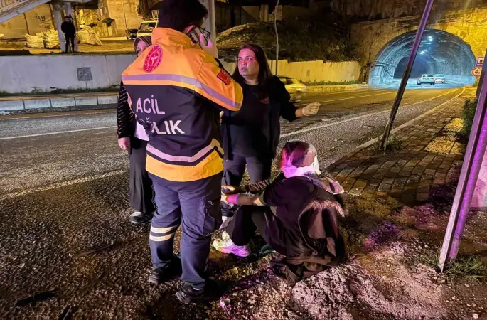 Otomobille çarpışan motosikletteki çift yaralandı
