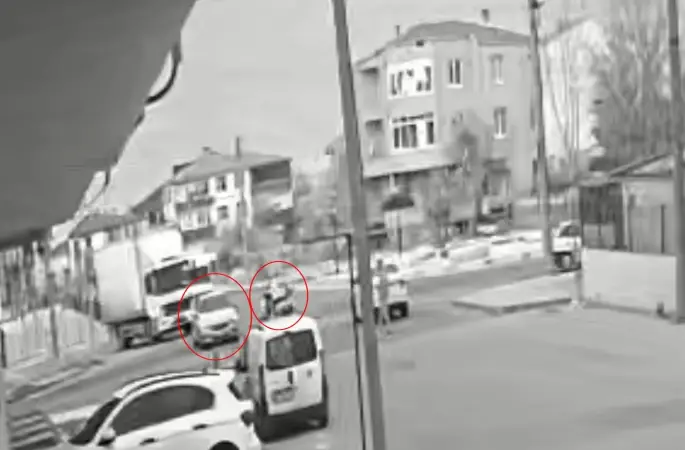 Otomobille çarpışarak, motosikletten fırladı: Yürekleri ağza getiren kaza kamerada
