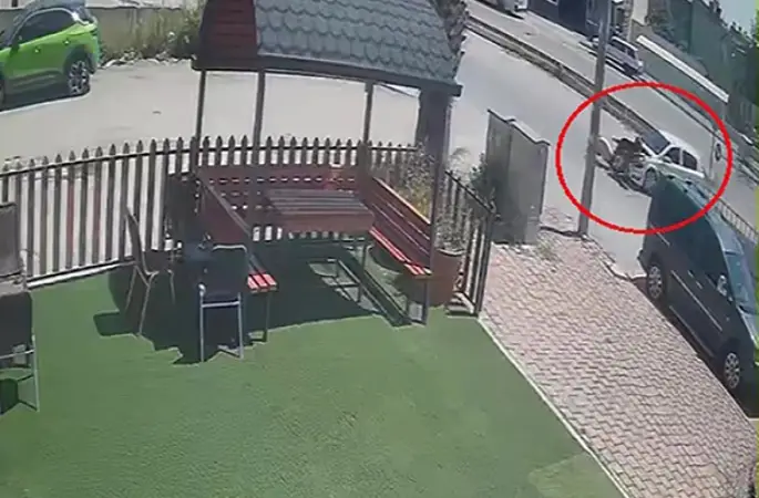 Otomobille motosikletin çarpıştığı kaza güvenlik kamerasında: 1 yaralı
