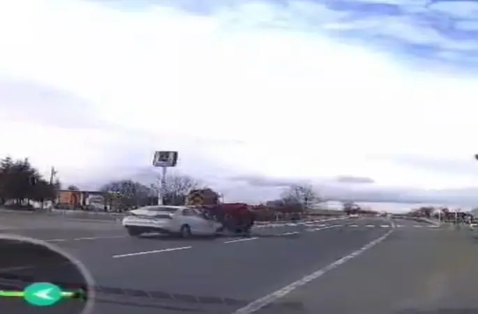 Otomobille traktör çarpıştı: 2 yaralı
