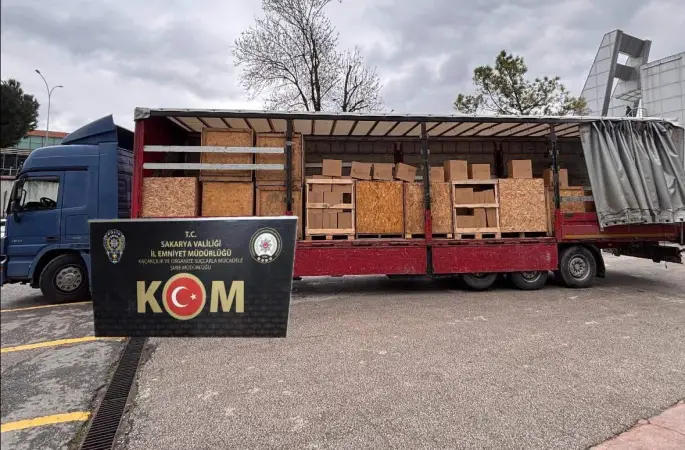 Otoyolda durdurulan tırdan 3 milyon 600 adet boş makaron yakalandı
