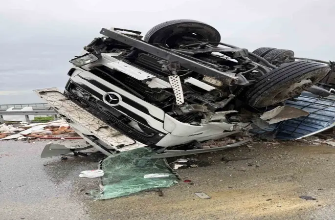 Otoyolda kazaya karışan tır ters döndü: 1 yaralı
