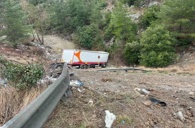 Otoyolda tır bariyerlere çarpıp şarampole yuvarlandı: 2 yaralı
