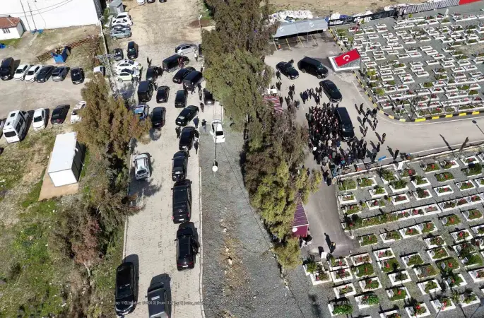 Özgür Özel’den 30 araçlık konvoyla deprem mezarlığına ziyaret
