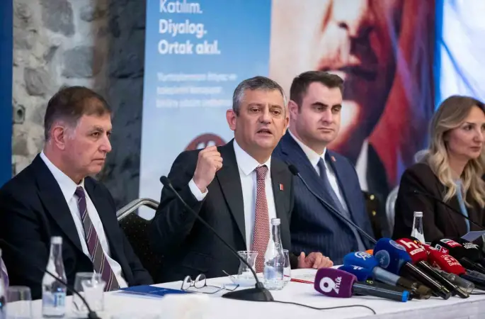 Özgür Özel’den Romanlara mecliste temsil ve bütçe sözü
