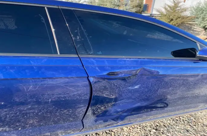 Park halindeki araca çarpıp kaçtı
