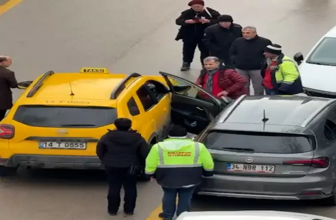 Park halindeki aracın açılan kapısına taksi çarptı
