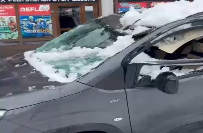 Park halindeki aracın üzerine çatıdan kar kütlesi düştü
