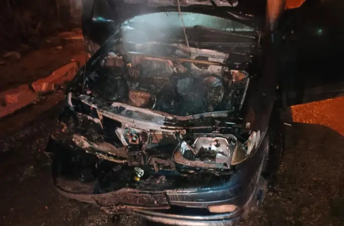 Park halindeki otomobil alev alev yandı
