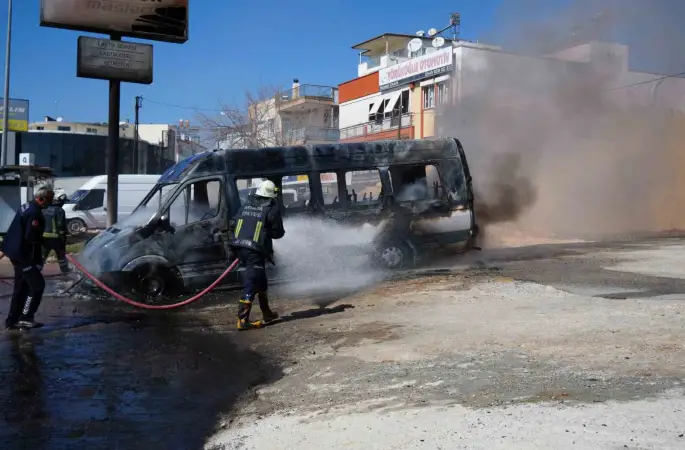 Park halindeki servis ve otomobil alev alev yandı, araç sahibi kriz geçirdi
