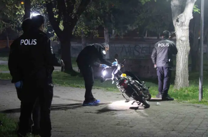 Parkta iki grup tabanca ve bıçakla birbirine girdi: 2 yaralı
