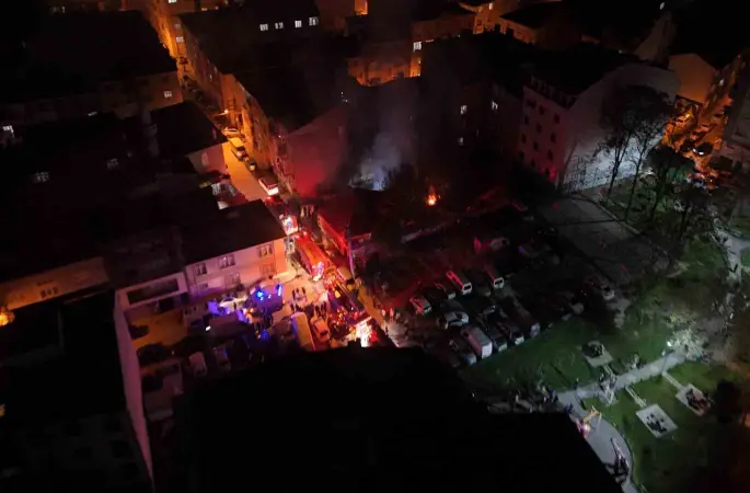 Patlama sesleri gelen gecekondu bahçesinde çıkan yangın yan binaya sıçradı
