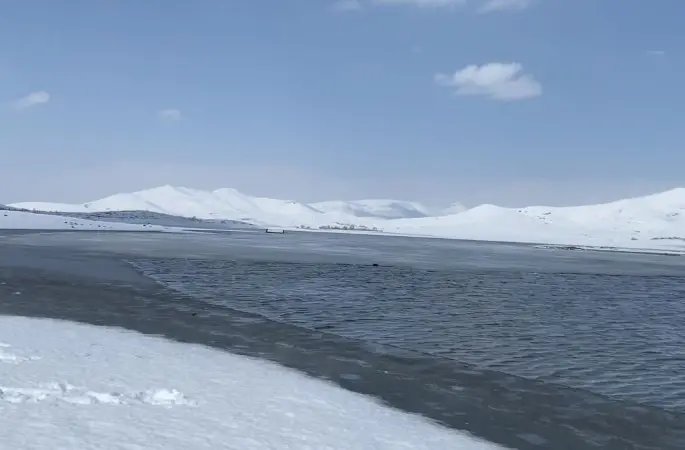 Patnos Barajı, karla örtülü dağlar ve mavi rengiyle büyüledi
