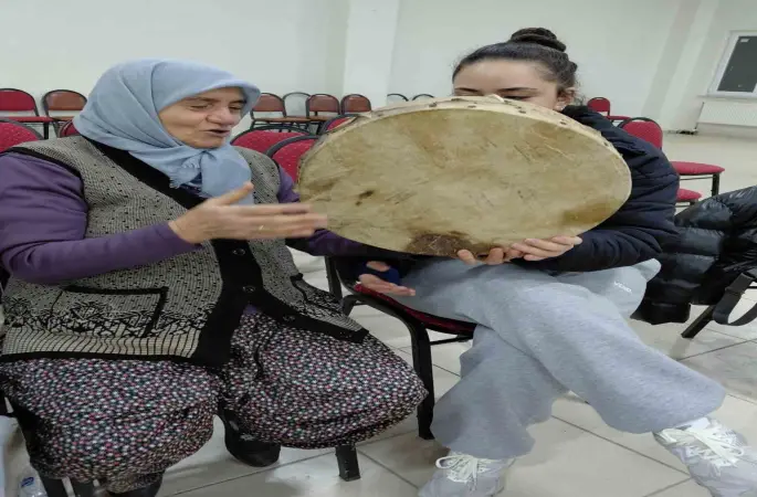 Pazarlar’da halk oyunları kursunda seslendirilen yöresel ezgiler
