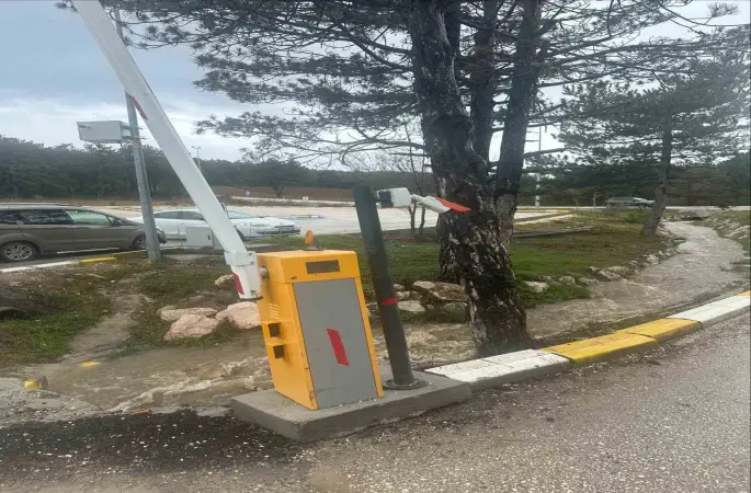 Pelitözü Gölpark girişindeki turnikelere kamyon çarptı
