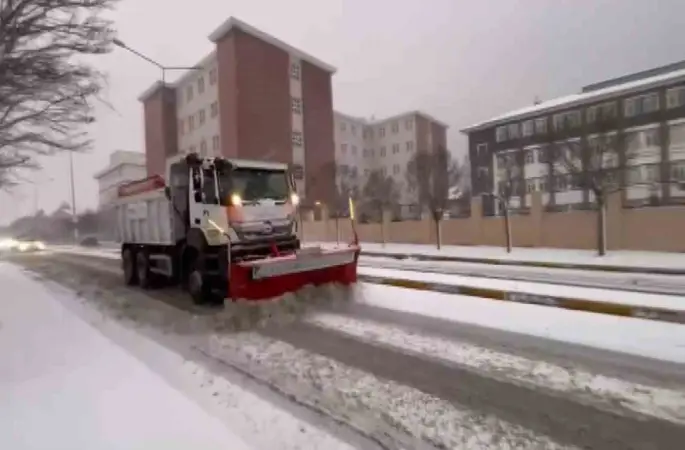Pendik Belediyesi’nin karla mücadele çalışmaları tüm hızıyla sürüyor

