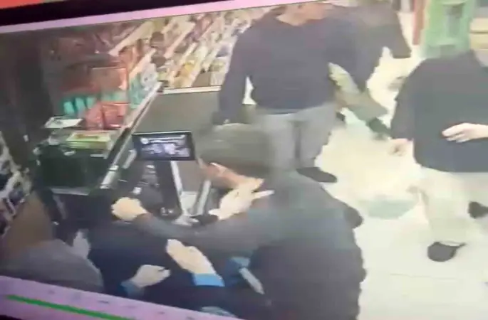 Pendik’te poşet tartışması kavgaya dönüştü: Kadın kasiyerin darbedildiği anlar kamerada
