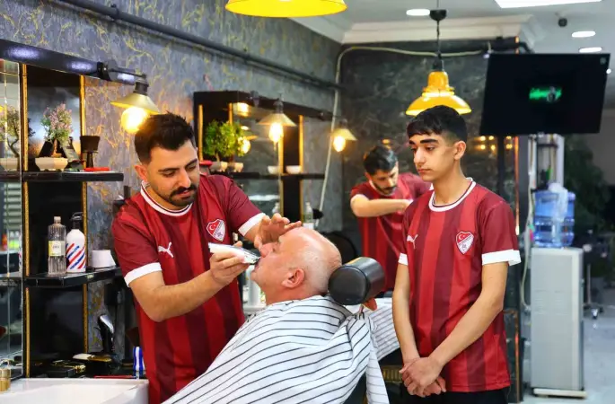 Play-off yolunda örnek hareket: Dükkanı bordo-beyaza boyadı, müşterilere forma dağıttı
