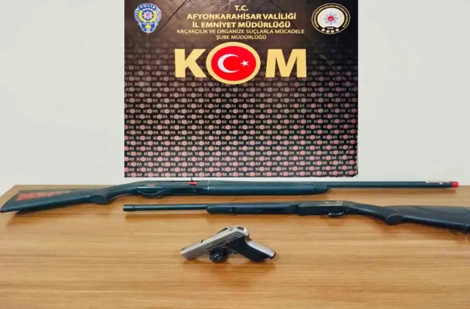 Polis 4 ruhsatsız silah ele geçirdi
