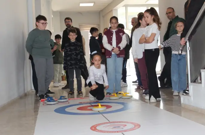 Polis çocukları floor curling turnuvasında yarıştı
