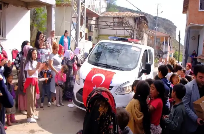 Polis ekipleri ihbarla gittikleri mahallede kutlamayla karşılandı
